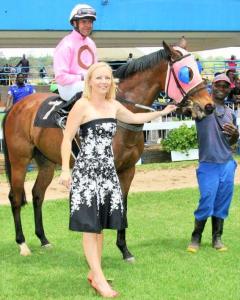 MacFly with his groom and trainer. Fanie Chambers had the ride.